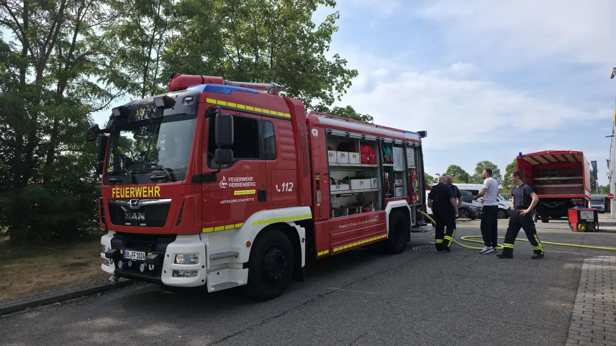Herrenberg-Gueltstein: Grosser Gefahrguteinsatz weit ueber 100 Einsatzkraeft : Einsatzmeldung – Hertzstrasse, Gueltstein<br />
<br />
Die Feuerwehr Herrenberg wurde heute gegen 16:00 Uhr zunaechst zu einer unklaren Geruchsbelaestigung in das Industriegebiet Gueltstein alarmiert. Vor Ort wurde in einem chemieverarbeitenden Betrieb eine Rauchentwicklung sowie eine starke Geruchsbelaestigung festgestellt.<br />
<br />
Daraufhin wurden zahlreiche weitere Einsatzkraefte sowie weitere Feuerwehren und Hilfsorganisationen aus dem Landkreis nachalarmiert. Die Einsatzmassnahmen dauern derzeit.<br />
<br />
Warnung fuer die Bevoelkerung<br />
<br />
Fuer den gesamten Ortsteil Gueltstein wurde eine Warnmeldung ueber die Warn-Apps NINA und KATWARN ausgeloest.<br />
<br />
Bitte beachten Sie folgende Vorsichtsmassnahmen:<br />
* Halten Sie Fenster und Tueren geschlossen.<br />
* Schalten Sie Klima- und Lueftungsanlagen aus – auch in Fahrzeugen.<br />
* Vermeiden Sie Aufenthalte im Freien.<br />
* Meiden Sie den Einsatzbereich und halten Sie die Zufahrtswege fuer die Einsatzkraefte frei.<br />
<br />
Nach der aktuellen Einschaetzung besteht keine Gefahr fuer die Bevoelkerung. Die Massnahmen erfolgen vorsorglich.