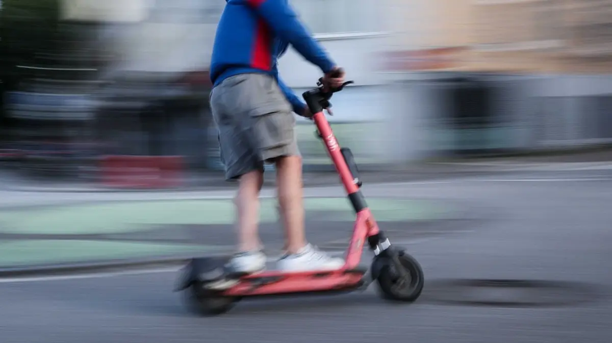 Schwerer Unfall: ARCHIV - 28.07.2024, Hamburg: Ein Mann ist auf einem E-Scooter unterwegs (Aufnahme mit langer Verschlusszeit). (zu dpa: «Deutlich mehr schwere E-Scooter-Unfälle - das sagen Experten») Foto: Christian Charisius/dpa +++ dpa-Bildfunk +++