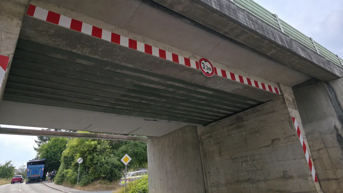 Am Dienstagnachmittag blieb ein LKW in Magstadt in der Schafhauser Strasse mit seinem LKW unter einer Bruecke haengen. Die Klage gekennzeichnet ist fuer LKW Durchgangsverkehr bis 3,3 m. Hierbei Risse sich der LKW seinen Planenaufbau vom Aufleger ab. Dieser blieb schraeg auf dem LKW stehen. Waehrend der Unfallaufnahme durch die Polizei musste die Schafhauserstrasse kurzfristig fuer den Durchgangsverkehr gesperrt werden. Der Sachschaden an der Bruecke sowie am LKW wird auf mehrere 1000 € beziffert.