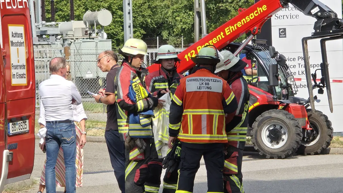 Herrenberg-Gueltstein: Grosser Gefahrguteinsatz weit ueber 100 Einsatzkraeft : Einsatzmeldung – Hertzstrasse, Gueltstein<br />
<br />
Die Feuerwehr Herrenberg wurde heute gegen 16:00 Uhr zunaechst zu einer unklaren Geruchsbelaestigung in das Industriegebiet Gueltstein alarmiert. Vor Ort wurde in einem chemieverarbeitenden Betrieb eine Rauchentwicklung sowie eine starke Geruchsbelaestigung festgestellt.<br />
<br />
Daraufhin wurden zahlreiche weitere Einsatzkraefte sowie weitere Feuerwehren und Hilfsorganisationen aus dem Landkreis nachalarmiert. Die Einsatzmassnahmen dauern derzeit.<br />
<br />
Warnung fuer die Bevoelkerung<br />
<br />
Fuer den gesamten Ortsteil Gueltstein wurde eine Warnmeldung ueber die Warn-Apps NINA und KATWARN ausgeloest.<br />
<br />
Bitte beachten Sie folgende Vorsichtsmassnahmen:<br />
* Halten Sie Fenster und Tueren geschlossen.<br />
* Schalten Sie Klima- und Lueftungsanlagen aus – auch in Fahrzeugen.<br />
* Vermeiden Sie Aufenthalte im Freien.<br />
* Meiden Sie den Einsatzbereich und halten Sie die Zufahrtswege fuer die Einsatzkraefte frei.<br />
<br />
Nach der aktuellen Einschaetzung besteht keine Gefahr fuer die Bevoelkerung. Die Massnahmen erfolgen vorsorglich.
