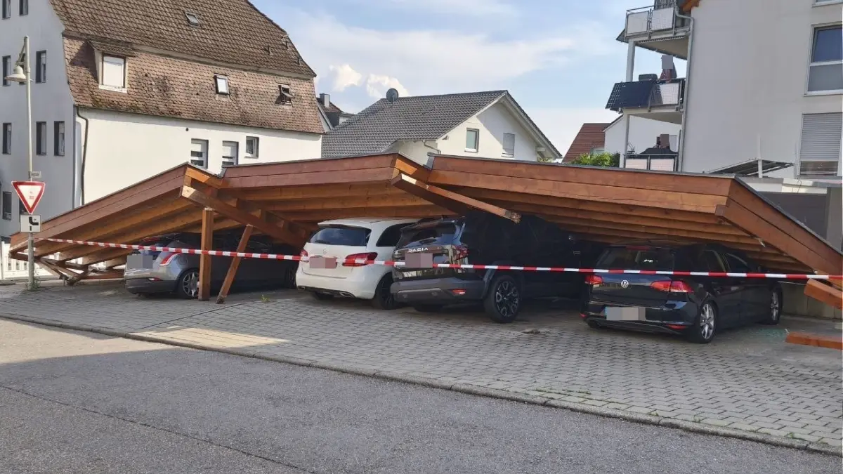 Am Donnerstagmittag ist es in Neckartailfingen im Landkreis Esslingen zu schweren Unwettern mit extremen Sturmboeen, Starkregen und Hagel gekommen. Die Unwetter fuehrten zu erheblichen Schaeden.<br />
<br />
Dabei stuerzte ein Carport ein und begrub vier darunter abgestellte Fahrzeuge unter sich. Die Feuerwehr rueckte zur Einsatzstelle aus und verschaffte sich einen Ueberblick ueber die Lage. Feuerwehrtechnische Massnahmen waren nach ersten Erkenntnissen jedoch nicht erforderlich. Die Einsatzkraefte sperrten den Bereich weitraeumig ab und rueckten anschliessend wieder ab.<br />
<br />
An den vier Fahrzeugen entstand erheblicher Sachschaden. Da der eingestuerzte Carport auf den Autos liegt, muss nun eine Spezialfirma die Bergung uebernehmen.<br />
<br />
Bekannt ist ausserdem, dass das Unwetter in der Region weitere Schaeden verursacht hat. Wie gross das gesamte Schadensausmass ist, ist derzeit noch unklar. Das Unwetter zieht inzwischen weiter in Richtung der Region Ulm.