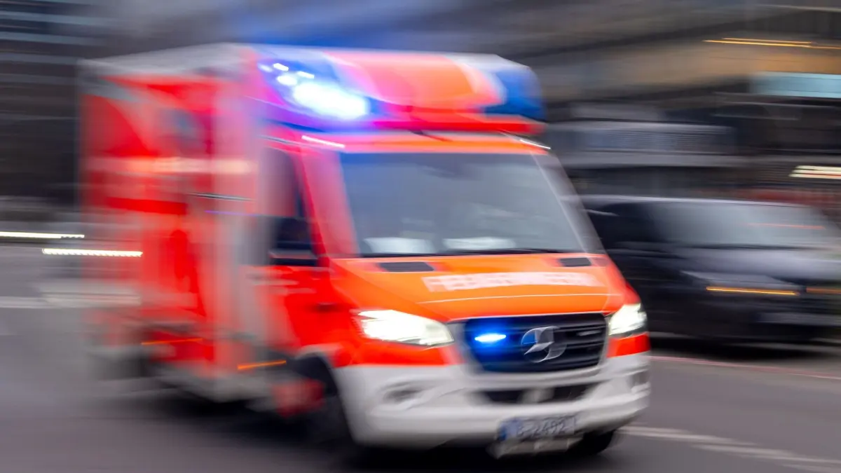 Krankenwagen im Einsatz: ARCHIV - 08.02.2024, Berlin: Ein Rettungswagen der Feuerwehr fährt mit Blaulicht zum Einsatz. (zu dpa: «Radfahrer nach Sturz in Lebensgefahr») Foto: Monika Skolimowska/dpa +++ dpa-Bildfunk +++