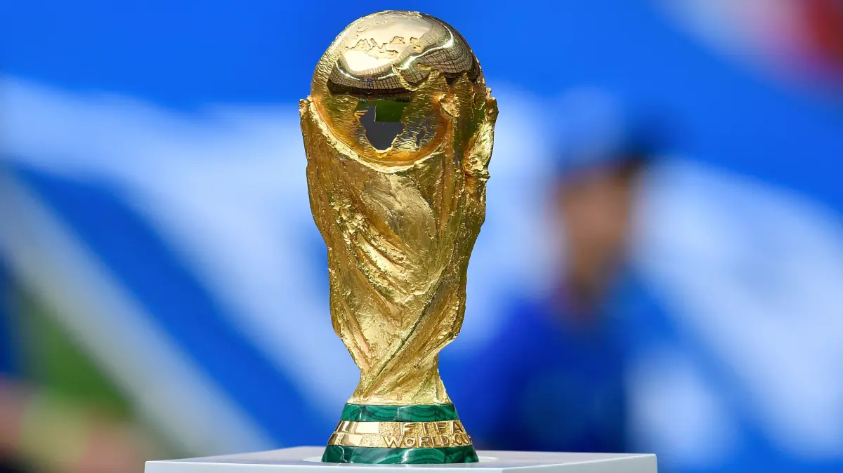 15.07.2018, Russland, Moskau: Fußball: WM, Frankreich - Kroatien, Finalrunde, Finale im Luschnikistadion. Der WM-Pokal steht vor Spielbeginn bei der Schlussfeier im Stadion. Foto: Martin Meissner/AP/dpa +++ dpa-Bildfunk +++