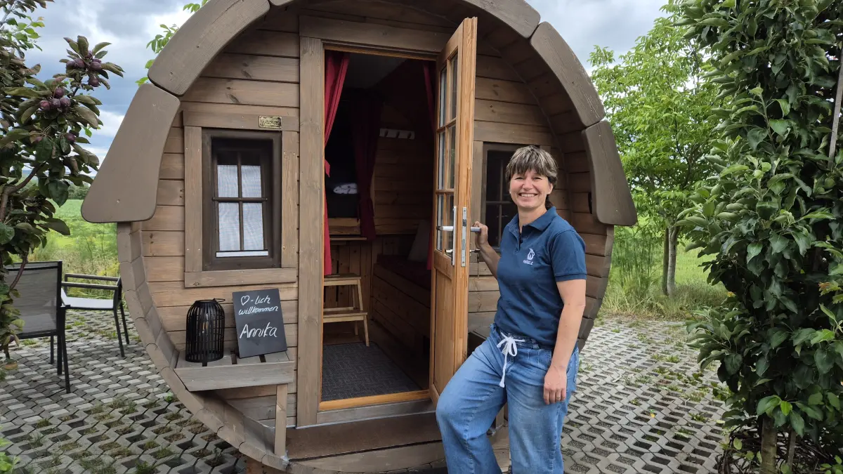 Claudia Krügele gewährt einen Blick in die Schlaffässer auf dem Krügele-Hof in Murr.