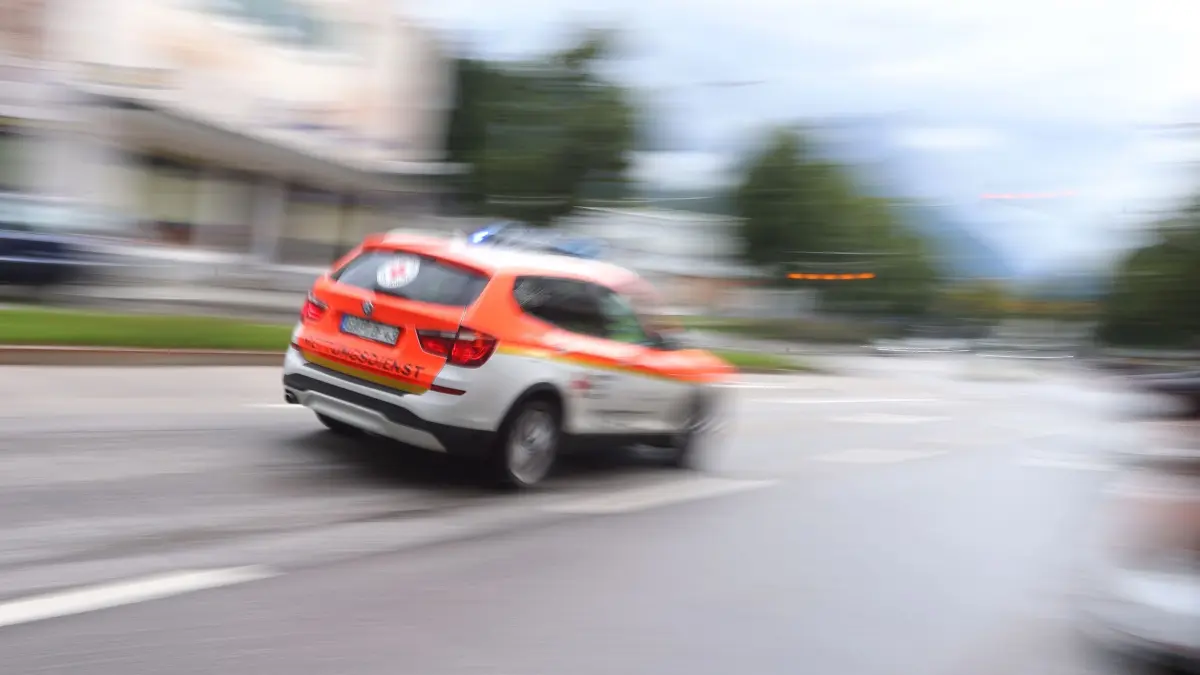 Notarzt - Symbolbild: ARCHIV - 24.06.2022, Bayern, Garmisch-Partenkirchen: Ein Notarzt des Rettungsdienstes fährt durch die Innenstadt (Unschärfe durch Langzeitbelichtung). (zu dpa: «Mann fällt auf Baustelle in Schacht und verletzt sich schwer») Foto: Karl-Josef Hildenbrand/dpa +++ dpa-Bildfunk +++