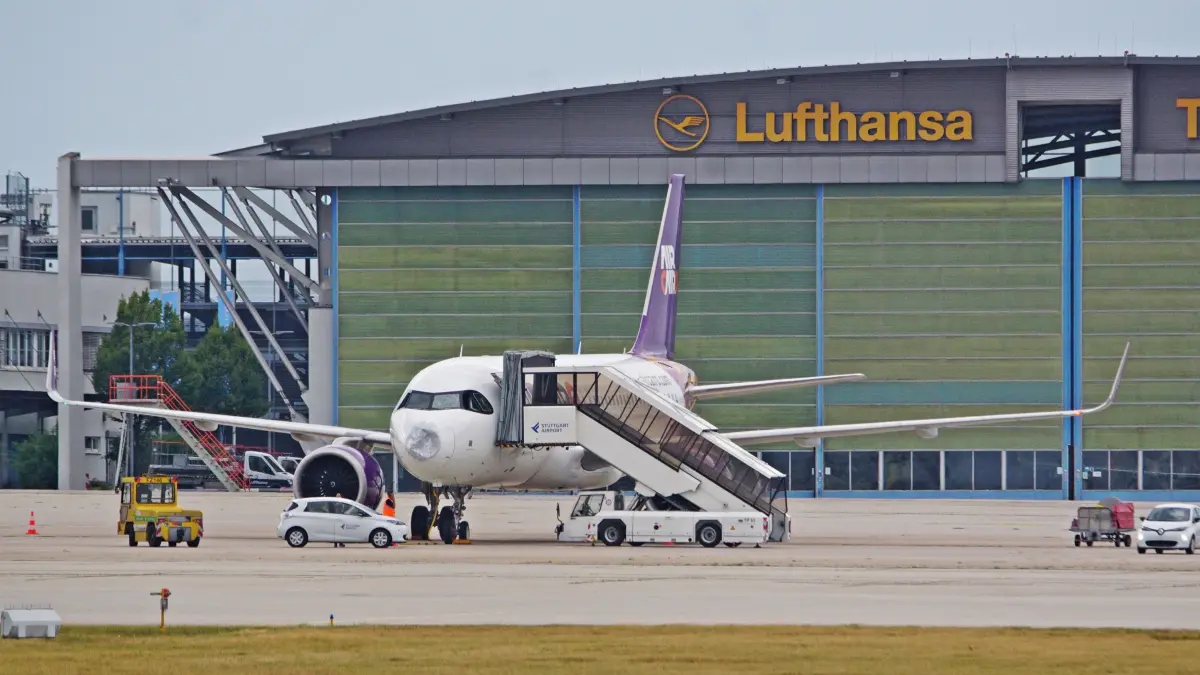 Am Donnerstagnachmittag und Abend zogen Unwetter ueber die Region Stuttgart. Eine Air Cairo mit der Flugnummer SM2952 geriet kurz vor der Landung am Flughafen Stuttgart in einen Hagelschauer. Hierbei splitterte die Cockpitscheibe und die Radarnase wurde schwer beschaedigt. Der Flieger konnte jedoch sicher landen. Ueber Verletzte ist nichts bekannt.