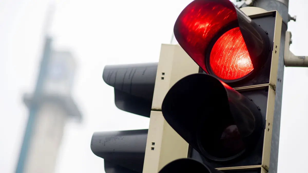Ampel steht auf rot: ARCHIV - Entscheidend ist nicht, wo man herkommt, sondern wo man hinwill: So könnte man das Spurwechsel-Urteil des Obersten Landesgerichts auch zusammenfassen. (zu dpa: «Urteil: Fahrverbot bei Rotlichtverstoß trotz Spurwechsel») Foto: Hauke-Christian Dittrich/dpa - Honorarfrei nur für Bezieher des Dienstes dpa-Magazin +++ dpa-Magazin +++