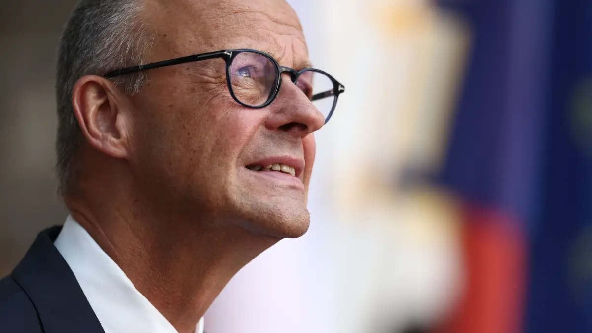 Bundeskanzler Friedrich Merz (70) attestiert Sloterdijk „20 Jahre Trainingsrückstand im politischen Betrieb“. Der Kanzler beherrsche viele Situationen nicht mit der Selbstverständlichkeit eines langjährigen Profis und vergreife sich ständig im Ton