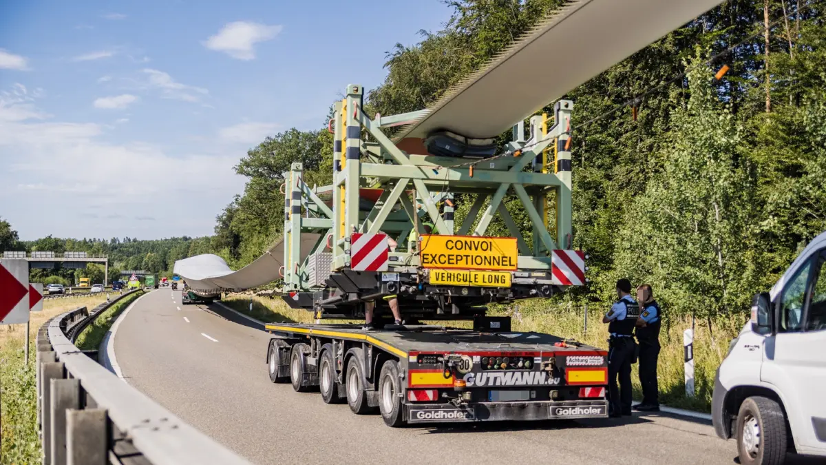 Aufgrund eines technischen Defekts an einem etwa 90 Meter langen Grossraum- und Schwertransportes kommt es aktuell zu einer Sperrung der Ueberleitung von der A8 aus Karlsruhe kommend auf die A81 in Fahrtrichtung Singen. Das Gespann, beladen mit einem Windradfluegel, ist nicht mehr fahrbereit und blockiert aufgrund seiner Laenge die gesamte Richtungsfahrbahn. Die Reparatur des sogenannten Nachlaeufers, ein Spezialanhaenger fuer uebergrosse Ladung, gestaltet sich schwierig, weshalb mit einer Freigabe der Ueberleitung voraussichtlich erst in der Nacht auf Samstag zu rechnen ist. Oertliche Umleitungshinweise sind eingerichtet. Beachten sie ebenfalls die Hinweise im Verkehrswarnfunk.