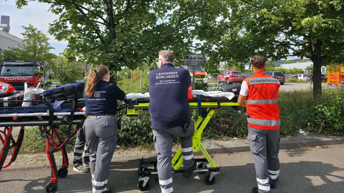 Die Feuerwehr Herrenberg wurde gegen 15:50 Uhr zur naechst in die Marie-Curie-Strasse ins Industriegebit nach Herrenberg-Gueltstein aufgrund einer starken Geruchsbelaestigung, bei der Erkundung wurde dann wenig spaeter in einem Chemiebetrieb in der Hertzstrasse eine Chemiesche Reaktion Epoxidharz festgestellt. Dies hatte zufolge das die Alarmstufe gegen 16:15 Uhr erhoeht wurde und der Unweltschutzzug der Feuerwehr Herrenberg an Einsatzstelle beordert wurde. Da sich die Lage aber zu jeder zeit verschlimmern koennte, wurde kurze Zeitspaeter das Alarmstichwort erneut erhoeht durch diese erhoehung wurden weitere Einsatzkraefte aus dem Landkreis Boeblingen nach Herrenberg entsand. Darunter der Stellvertretende Kreisbrandmeister Rainer Just aus Sindelfingen und der Umweltschutzzug Sued das Landkreis Boeblingen aus Boeblingen. Das Industriegebiet wurde vorsorglich Evakuiert. Mit speziellen Chemikalienschutzanzuegen wurde duch die Feuerwehr der Behaelter mit dem Epoxidharz gekuehlt. Als dieser soweit gekuehlt war, wurde er durch die Werksfeuerwehr Mercedes-Benz aus Sindelfingen in einen Speziellen Abrohlbehaelter verbracht und dieser wurde mit Wasser geflutet. Es gab eine leicht verletzte Person.<br />
Im Einsatz waren neben der Feuerwehr Herrenberg, die Feuerwehren aus Boeblingen,Sindelfingen,Gaeufelden,Bondorf und Nufringen, des weiteren waren die Werksfeuerwehren Mercedes-Benz Sindelfingen und Bosch Renningen im Einsatz. Der Rettungsdienst und die Ortsvereine Herrenberg,Oeres Gaeu und Kuppingen waren zur Absicherung der Feuerwehr im Einsatz. Die Polizei war mit zwei Steifen im Einsatz. In Summe waren 29 Einsatzfahrzeuge und weit ueber 100 Einsatzkraefte im Einsatz.