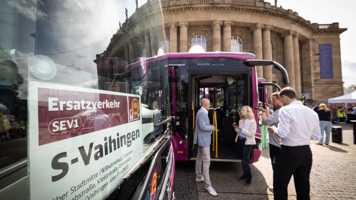 Ersatzverkehr: Ersatzverkehr Vorstellung des VVS Stuttgart und der DB Regio zur Stammstreckensperrung der Stuttgarter S-Bahn.