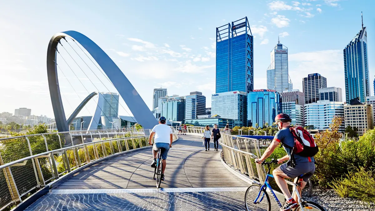 Die Elizabeth Quay Bridge ist eine Brücke für Fußgänger und Radfahrer. Sie führt in kühn geschwungenem Bogen übers Wasser.