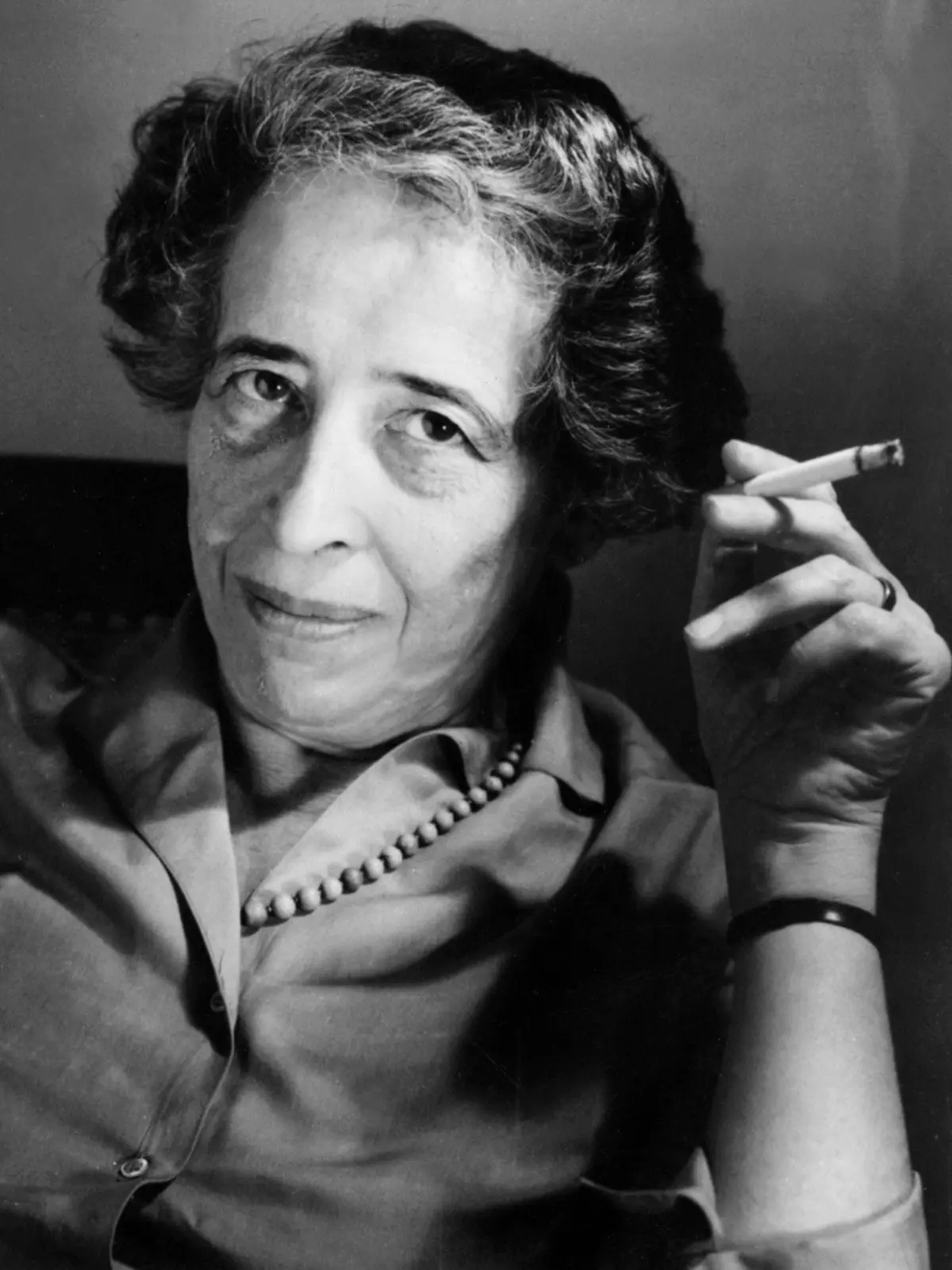 Moderne Massen würden, schreibt die Philosophin Hannah Arendt (1906-1975), „so wenig durch Tatsachen überzeugt, dass selbst erlogene Tatsachen keinen Eindruck auf sie machen“.