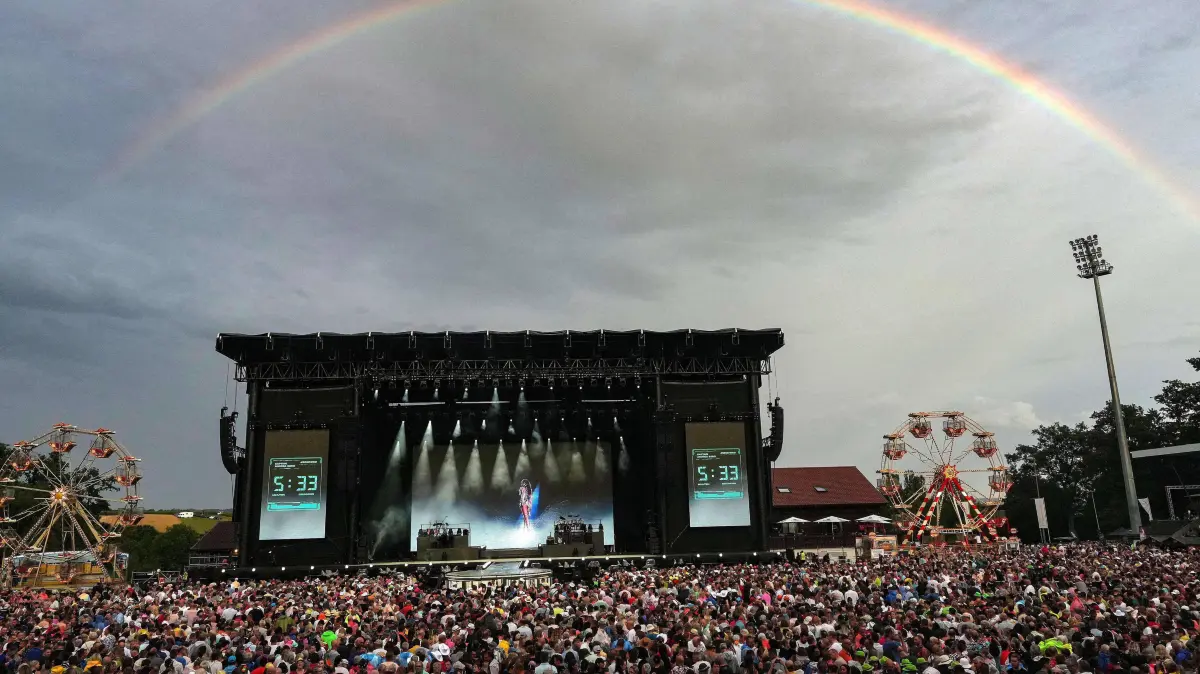 Rund 35.000 Zuschauer kamen an beiden Tagen zum OpenAir der Schlagersaengerin Andrea Berg. Es wurde eine grosse Geburtstagsparty Ein Regenbogen begruesste die Fans fuenf Minuten bevor es los ging - 20 Jahre Heimspiel Rund 35.000 Zuschauer kamen an beiden Tagen zum OpenAir der Schlagersaengerin Andrea Berg. Es wurde eine grosse Geburtstagsparty Deutschland, Aspach, Wir machen Druck Arena, 19.07.2025 *** Around 35,000 spectators came on both days to the OpenAir of the pop singer Andrea Berg It was a big birthday party A rainbow greeted the fans five minutes before it started 20 years of Heimspiel Around 35,000 spectators came on both days to the OpenAir of the pop singer Andrea Berg It was a big birthday party Germany, Aspach, Wir machen D SP_GHR