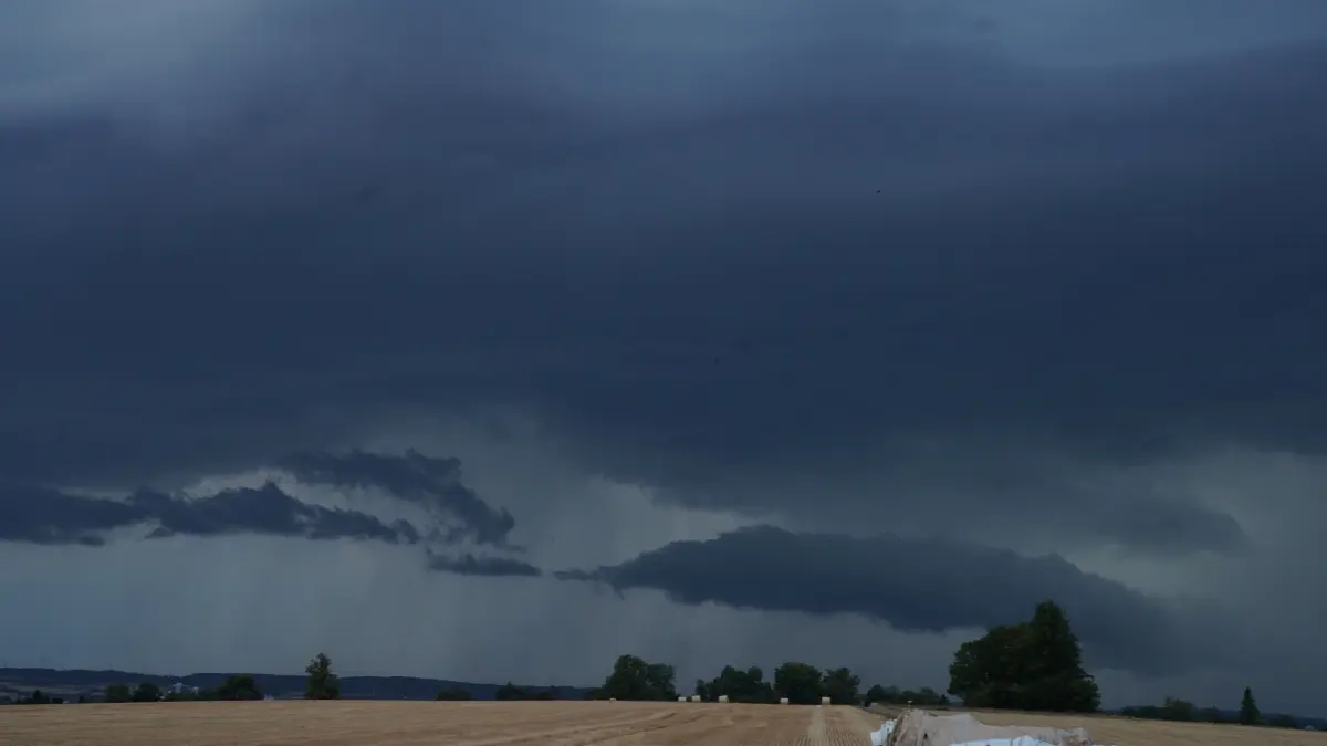 Stuttgart, und Kreis Ludwigsburg Schwieberdingen Mega starke Superzellen, Sturm und Strak Regen Foto Andreas Rosar Fotoagentur-Stuttgart 16.07.2026
