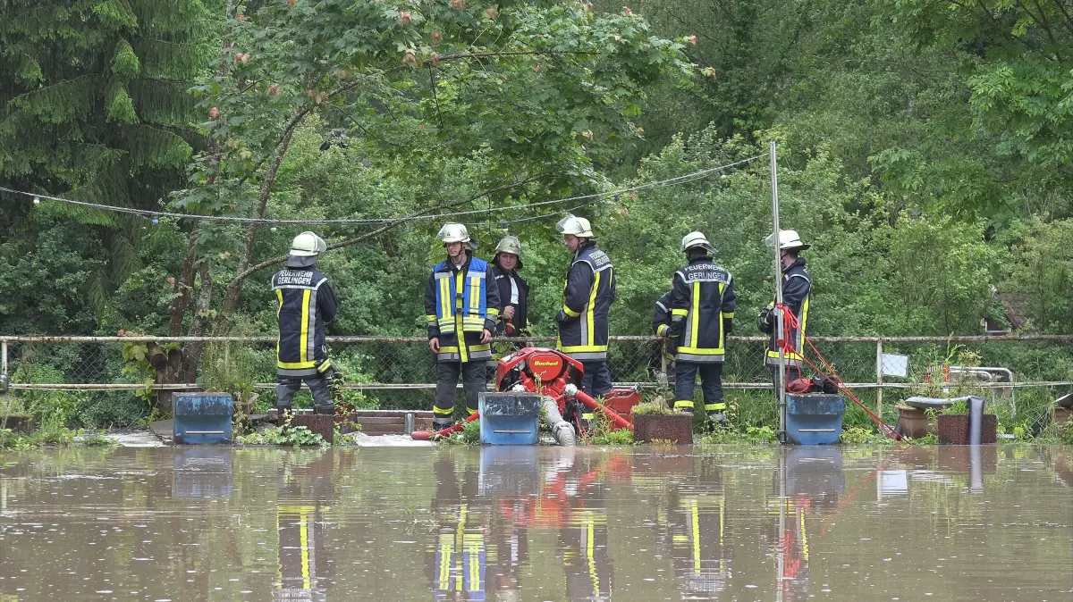 Nach Starkregen am Dienstag Abend (14.06.2016) war das Naturfreundehaus Gerlingen akut von Wassermassen bedroht und konnte nur durch Sandsäcke und Bau eines Wasserkanals gerettet werden, die Keller sind jedoch vollgelaufen. / Gerlingen, Baden-Württemberg, Germany, Europa Fotograf: 7aktuell.de/Eyb