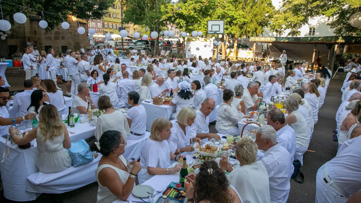 foto: Roberto Bulgrin
18. 07. 2026
Esslingen, Diner en blanc: Im Esslinger Schwoerhof treffen sich weiß gekleidete Gaeste zum gemeinsamen Picknick. Organisiert wird das von den Esslinger Lion Clubs.
