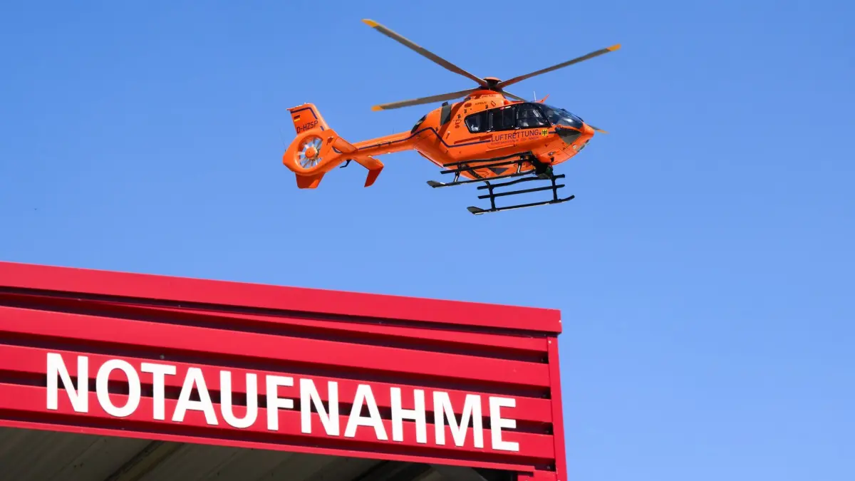 Rettungshubschrauber: ARCHIV - 15.05.2024, Niedersachsen, Hannover: Ein Rettungshubschrauber der Luftrettung fliegt über der Notaufnahme der Medizinischen Hochschule Hannover MHH. (zu dpa: «Geöffnete Autotür: Radfahrer schwer verletzt nach Sturz») Foto: Julian Stratenschulte/dpa +++ dpa-Bildfunk +++
