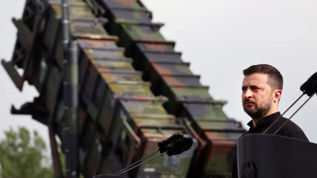 Wolodymyr Selenskyj vor einem Flugabwehrsystem Patriot