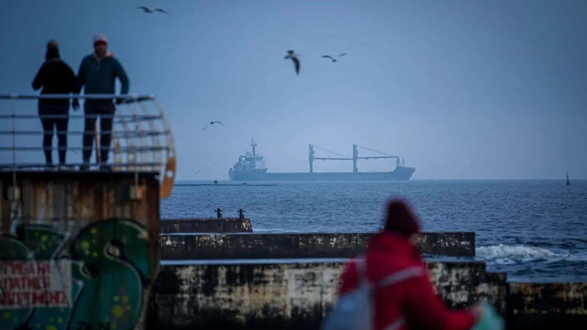 Ukraine-Krieg - Odessa: ARCHIV - 22.02.2024, Ukraine, Odessa: Ein Frachter läuft am frühen Morgen aus dem Hafen von Odessa auf das Schwarze Meer aus. (zu dpa: «Kiews Drohnentruppen: Moskau verlegt Einheiten von der Front») Foto: Kay Nietfeld/dpa +++ dpa-Bildfunk +++