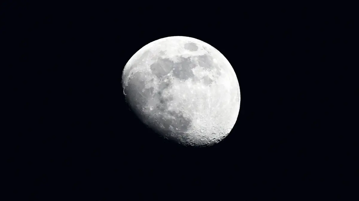 Der Mond beeinflusst unseren Heimatplaneten noch auf eine weitere Art. Über Milliarden Jahre hat seine Anziehungskraft die Erdrotation allmählich abgebremst, von einst wenigen Stunden auf heute etwa 24 Stunden.