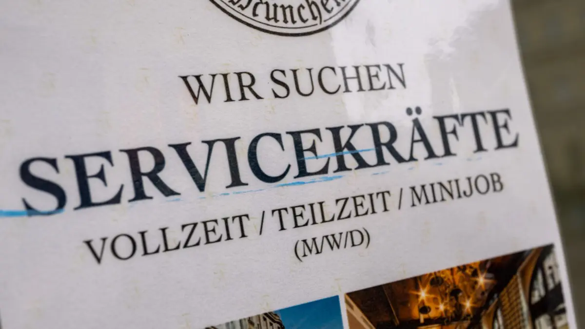 Suche von Servicekräften in der Gastronomie: ARCHIV - 03.01.2023, Bayern, München: Ein Schild mit der Aufschrift «Wir suchen Servicekräfte - Vollzeit/Teilzeit/Minijob» hängt am Eingang eines Gastronomiebetriebes. (zu dpa: «600.000 Minijobs in Hessen auf der Kippe?») Foto: Peter Kneffel/dpa +++ dpa-Bildfunk +++