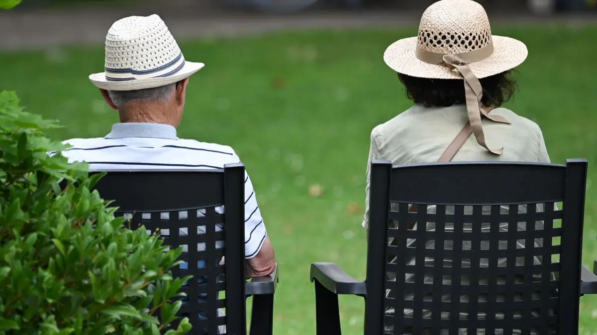 Rentner: ARCHIV - 15.07.2025, Rheinland-Pfalz, Bad Kreuznach: Ein älteres Paar verfolgt im Kurpark das Konzert eines Schulorchesters. (zu dpa: «DAK-Report: Auch gesunde Arbeitnehmer wollen früh in Rente») Foto: Arne Dedert/dpa +++ dpa-Bildfunk +++