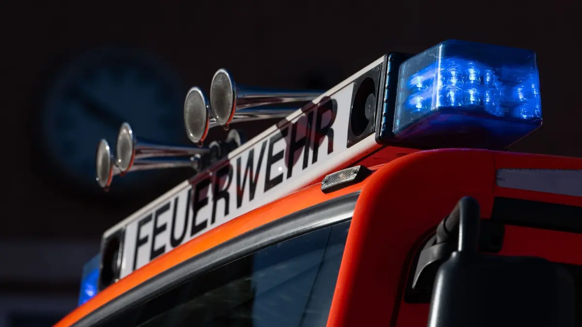 Feuerwehr Symbolbild: ILLUSTRATION - 08.11.2023, Baden-Württemberg, Stuttgart: Blaulicht ist während eines Pressetermins auf einem Einsatzfahrzeug der Feuerwehr zu sehen. (zu dpa: «Neubau in Bad Dürrheim brennt komplett nieder») Foto: Marijan Murat/dpa +++ dpa-Bildfunk +++