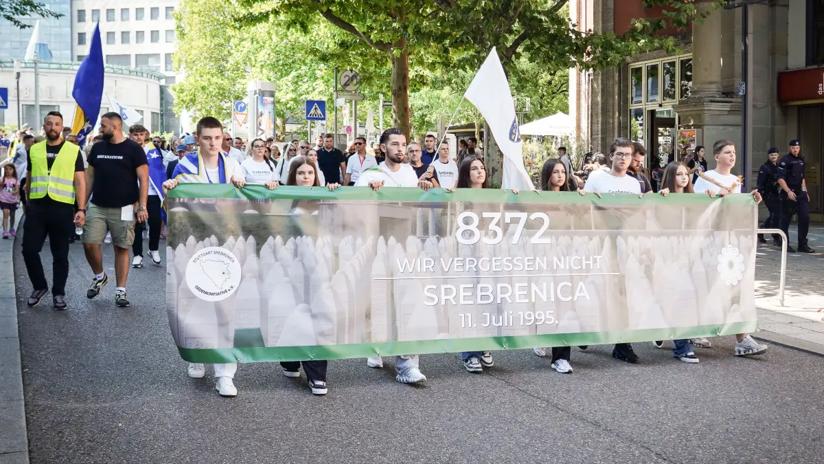 Demo der Stuttgart Srebrenica. Gedenkinitiative e.V. Schweigemarsch für das Gedenken an die Opfer von Srebrenica und Aufklärung der Geschehnisse während des Genozids - Schlossplatz: Demo der Stuttgart Srebrenica. Gedenkinitiative e.V. Schweigemarsch für das Gedenken an die Opfer von Srebrenica und Aufklärung der Geschehnisse während des Genozids - Schlossplatz