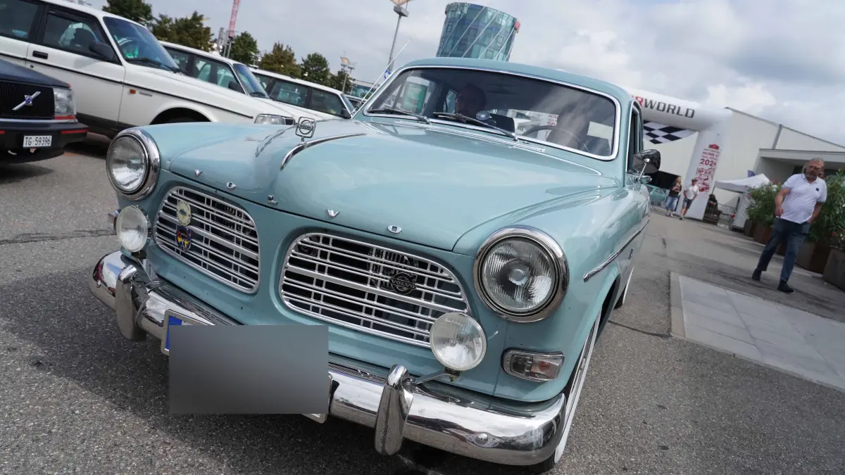 Boeblingen Motorworld Motor Treff am Flugfeld, schwedische Automobil Kultur Volvo oder Saab beide marken sind Willkommen bis 17.00 Uhr Mehrere Hundert Fahrzeuge sind schon da. Sie kommen aus ganz Deutschland und aus dem Ausland. Heute ist Schweden in der Ueberzahl.
Foto Andreas Rosar Fotoagentur-Stuttgart 19.07.2026 Kennezeichen muessen nicht geblendet werden.