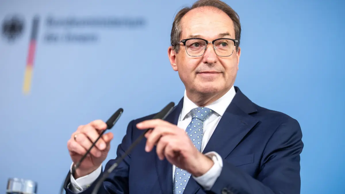 Innenminister Dobrindt: ARCHIV - 05.05.2026, Berlin: Alexander Dobrindt (CSU), Bundesinnenminister, spricht bei einem Pressestatement zu seiner Bilanz nach seinem ersten Jahr als Innenminsiter der Bundesregierung unter Kanzler Merz. (zu dpa: «Merz drückt aufs Tempo bei Suche nach Spahn-Nachfolge») Foto: Michael Kappeler/dpa +++ dpa-Bildfunk +++