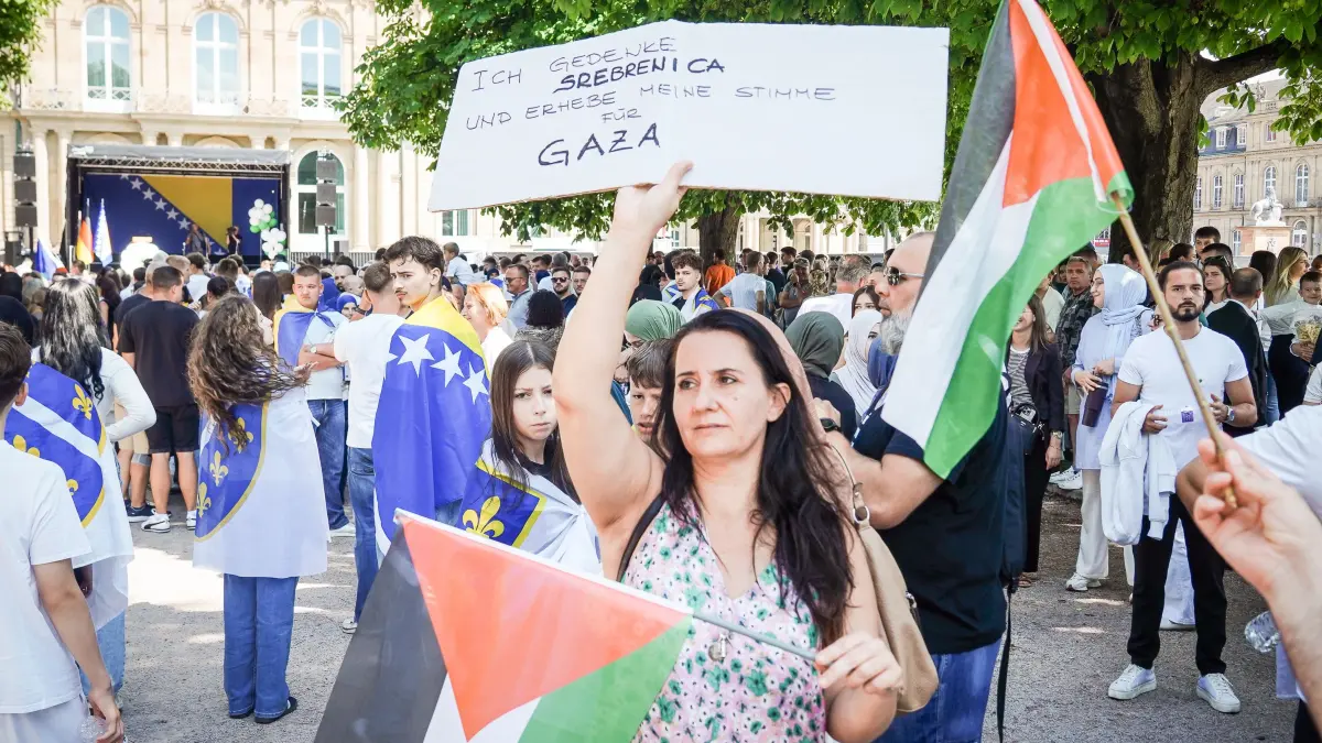 Demo der Stuttgart Srebrenica. Gedenkinitiative e.V. Schweigemarsch für das Gedenken an die Opfer von Srebrenica und Aufklärung der Geschehnisse während des Genozids - Schlossplatz: Demo der Stuttgart Srebrenica. Gedenkinitiative e.V. Schweigemarsch für das Gedenken an die Opfer von Srebrenica und Aufklärung der Geschehnisse während des Genozids - Schlossplatz
