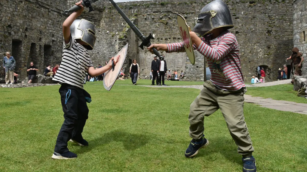 Philipp und Finn kämpfen wie Ritter im Gwynedd Harlech Castle