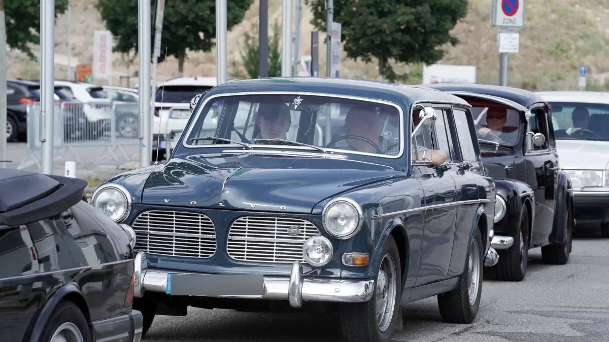 Boeblingen Motorworld Motor Treff am Flugfeld, schwedische Automobil Kultur Volvo oder Saab beide marken sind Willkommen bis 17.00 Uhr Mehrere Hundert Fahrzeuge sind schon da. Sie kommen aus ganz Deutschland und aus dem Ausland. Heute ist Schweden in der Ueberzahl.
Foto Andreas Rosar Fotoagentur-Stuttgart 19.07.2026 Kennezeichen muessen nicht geblendet werden.