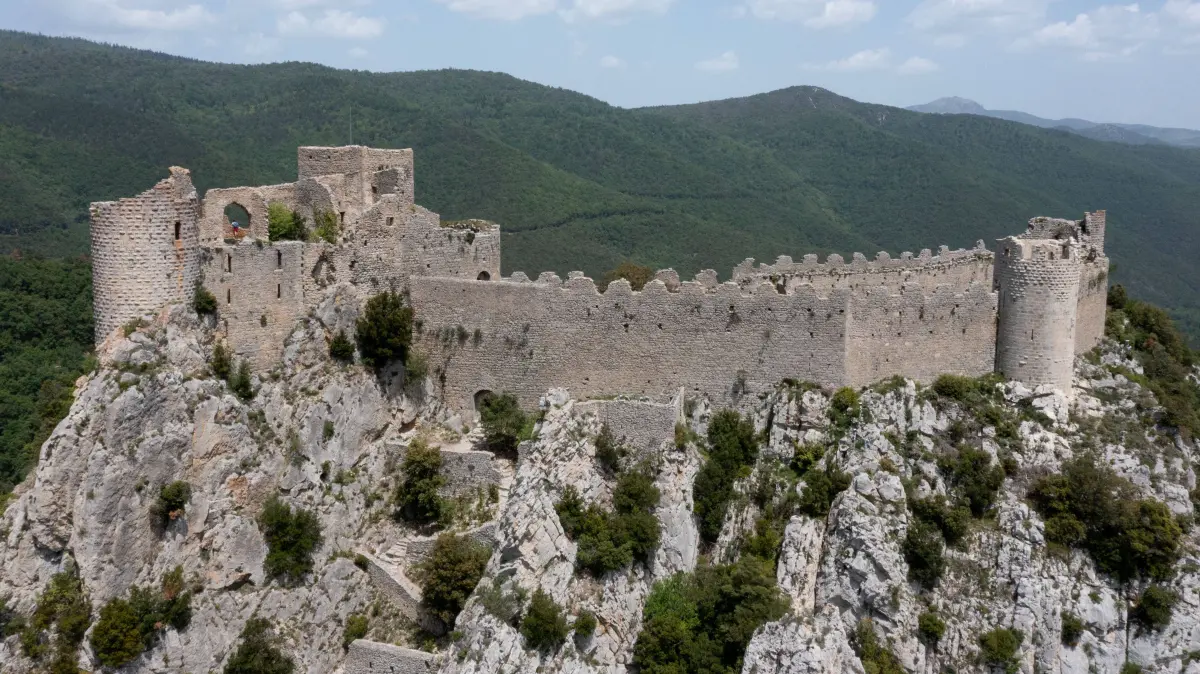 Die Burg Puilaurens lag im Königreich Aragon und diente während des Albigenserkreuzzugs wichtigen Führern der Katharer als Rückzugsort. Bis zum Ende der Kreuzzüge widerstand sie allen Angriffen der Kreuzritter, bis sie schließlich 1255 kapitulierte. Sie kam dann an Frankreich.