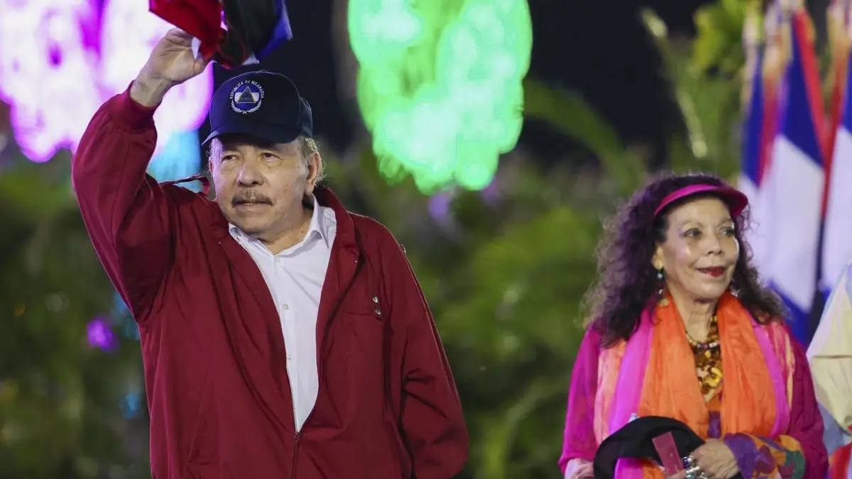 Les coprésidents et époux Daniel Ortega et Rosario Murillo célèbrent lors d'une cérémonie le 47e anniversaire de la victoire de la révolution sandiniste: This handout picture released by Nicaragua's government via the official El 19 Digital news outlet shows Nicaragua's President Daniel Ortega waving next to wife and co-President Rosario Murillo during an event to commemorate the 47th anniversary of the Nicaraguan Revolution in Managua, on July 19, 2026. (Photo by Cesar PEREZ / El 19 DIGITAL / AFP) / RESTRICTED TO EDITORIAL USE - MANDATORY CREDIT "AFP PHOTO / EL 19 DIGITAL / Cesar PEREZ " - HANDOUT - NO MARKETING NO ADVERTISING CAMPAIGNS - DISTRIBUTED AS A SERVICE TO CLIENTS