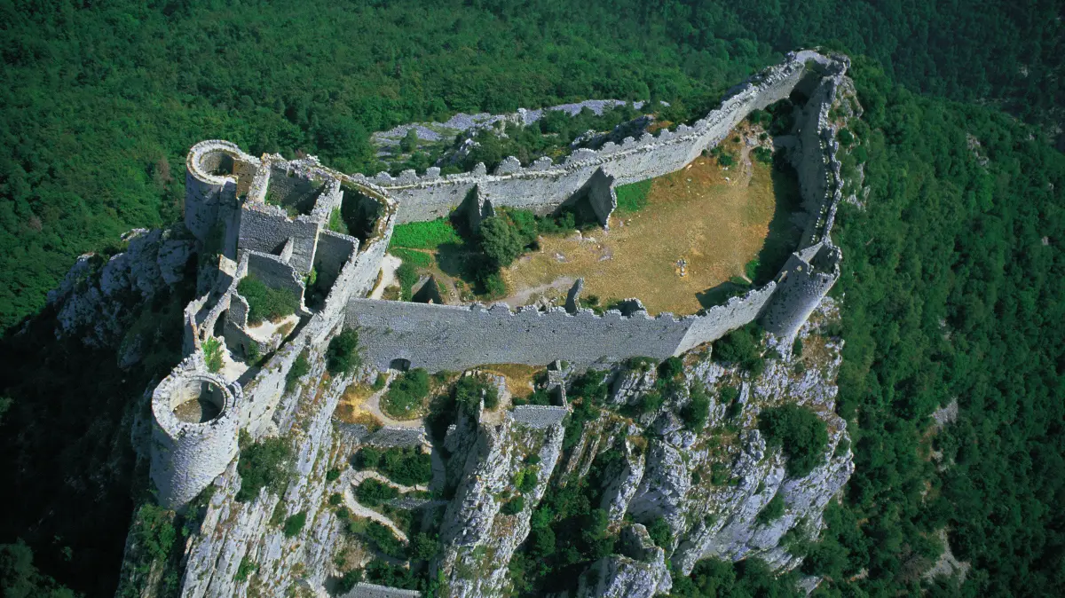 Die Burg Puilaurens lag im Königreich Aragon und diente während des Albigenserkreuzzugs wichtigen Führern der Katharer als Rückzugsort. Bis zum Ende der Kreuzzüge widerstand sie allen Angriffen der Kreuzritter, bis sie schließlich 1255 kapitulierte. Sie kam dann an Frankreich.
