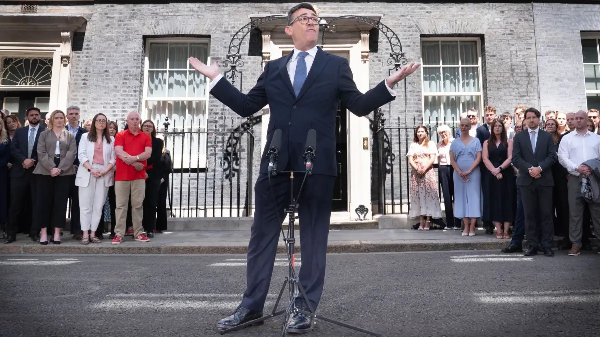 Neuer britischer Premierminister Burnham: 20.07.2026, Großbritannien, London: Der neue britische Premierminister Andy Burnham (M) hält vor der Downing Street Nr. 10 eine Rede, nachdem er König Charles III. getroffen und dessen Einladung angenommen hat, das Amt des Premierministers zu übernehmen und eine neue Regierung zu bilden. Foto: Stefan Rousseau/PA Wire/dpa +++ dpa-Bildfunk +++