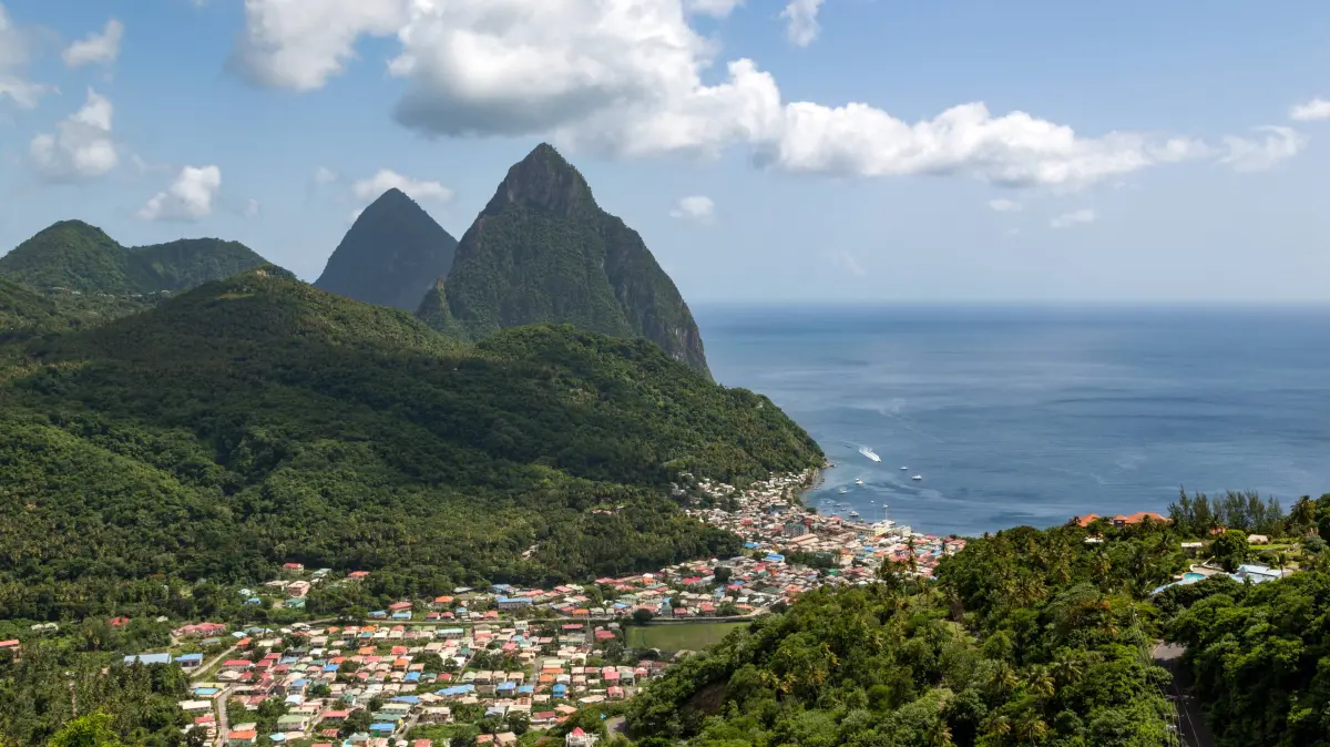 The town of Soufriere with the Pitons, UNESCO World Heritage Site, beyond, St. Lucia, Windward Islands, West Indies Caribbean, Central America PUBLICATIONxINxGERxSUIxAUTxONLY Copyright: MartinxChild 785-2242