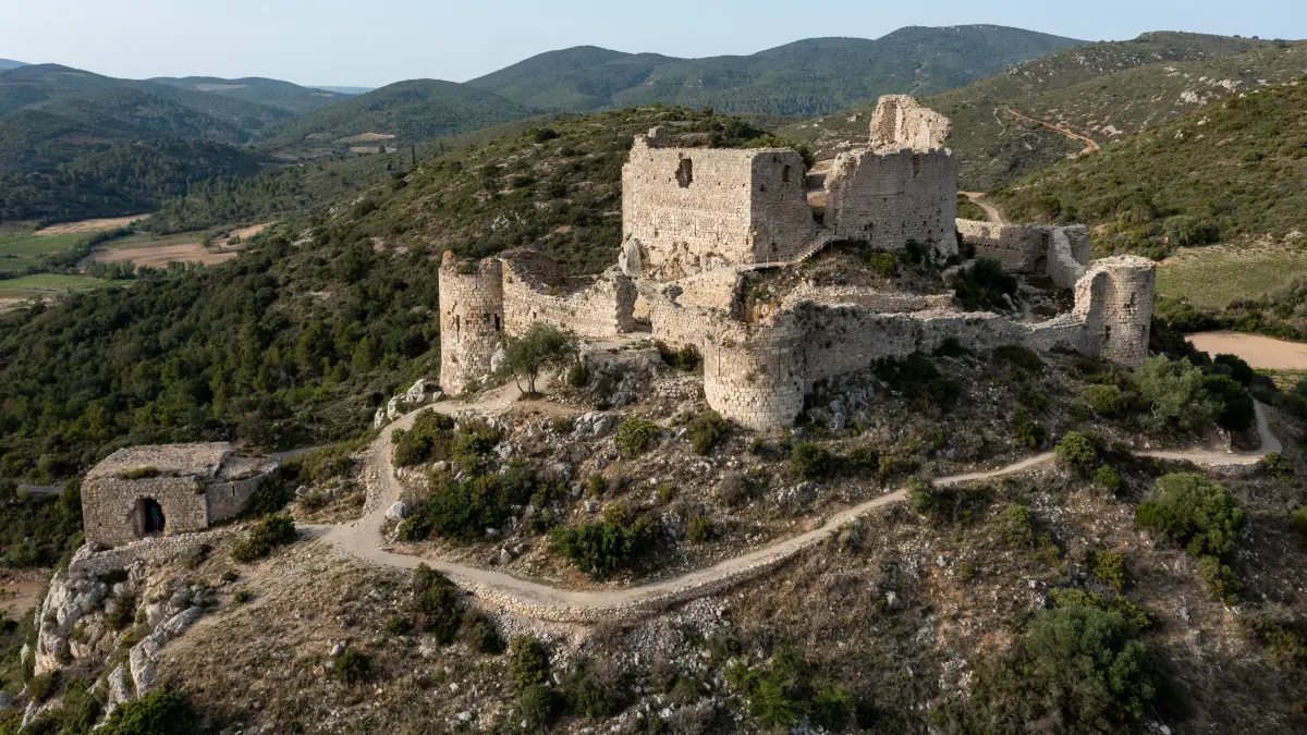 Die Burg Aguilar aus dem 11. Jahrhundert gehörte ebenfalls den Seigneurs de Termes, die schließlich auf die Seite des Königs wechselten. Ab 1241/62 wurde sie zur Grenzburg.