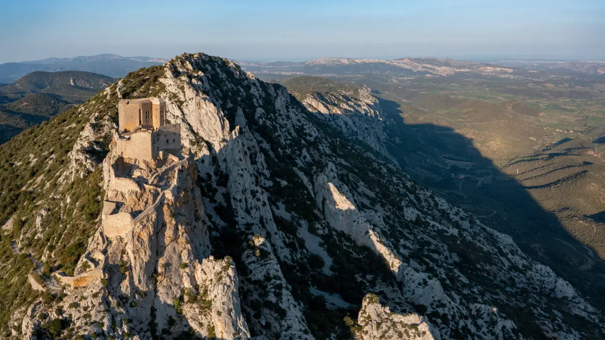Die Besitzer der Burg Quéribus, die Herren von Cucugnan, sympathisierten mit den Katharern und boten ihnen Zuflucht. Der König von Aragon verkaufte das Gebiet 1239 an den französischen König, doch die örtlichen Befehlshaber hielten zu den Katharern, bis sie nach längerer Belagerung 1255 gleichzeitig mit Puilaurens aufgaben. Die beiden Burgen hatten elf Jahre länger standgehalten als die Burg Montségur. Nur Usson hielt sich noch zwei Jahre länger.