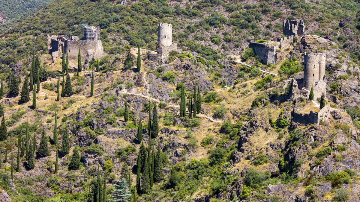 Die Châteaux de Lastours bestehen aus vier nahe beieinander liegenden Burgen des 11., 12. und 13. Jahrhunderts, die den Herren von Cabaret gehörten; im Verlauf des Albigenserkreuzzugs (1209–1229) wurden sie kampflos an Simon de Montfort übergeben.