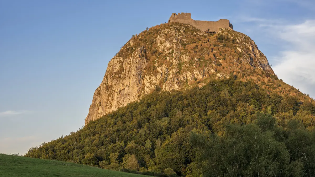 Die Burg Montségur ist die bekannteste Burg der Katharer. Bereits eine Ruine, wurde sie ab 1204 wieder befestigt, Montségur war Sitz und Hauptstadt der katharischen Kirche und blieb auch nach dem Albigenserkreuzzug (1209–1229) wichtigstes Refugium der katharischen Gemeinde, bis zum Fall 1244. Der Katharerbischof und 225 Katharer wurden hier verbrannt. Ende des 13. Jahrhunderts wurde anstelle der geschleiften Katharerburg eine königliche Grenzfestung gegen Aragon errichtet.