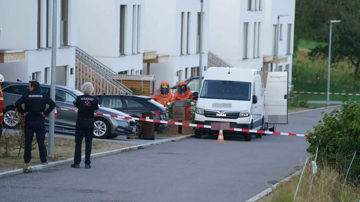 Am Montagabend gegen 19.30 Uhr wurden die Feuerwehr Reichenbach sowie der Gefahrgutzug aus Esslingen zu einem Einsatz in die Bergstrasse 7 in Reichenbach an der Fils alarmiert.<br />
<br />
Nach ersten Informationen war aus einem Transporter eine bislang unbekannte Fluessigkeit ausgetreten. Die Einsatzkraefte rueckten mit Spezialausruestung an, um die Substanz zu untersuchen und festzustellen, um welchen Stoff es sich handelt. Feuerwehrleute arbeiteten dabei in speziellen Chemikalienschutzanzuegen am Fahrzeug.<br />
<br />
Der Bereich um die Einsatzstelle wurde weitraeumig abgesperrt. Nach ersten Informationen soll es mehrere Verletzte gegeben haben. Wie viele Personen betroffen sind und wie schwer ihre Verletzungen sind, ist derzeit jedoch noch unklar.<br />
<br />
Auch die Ursache des Fluessigkeitsaustritts sowie die genaue Art der Substanz sind bislang nicht bekannt. Die Polizei hat die Ermittlungen aufgenommen. Weitere Informationen lagen zunaechst nicht vor.
