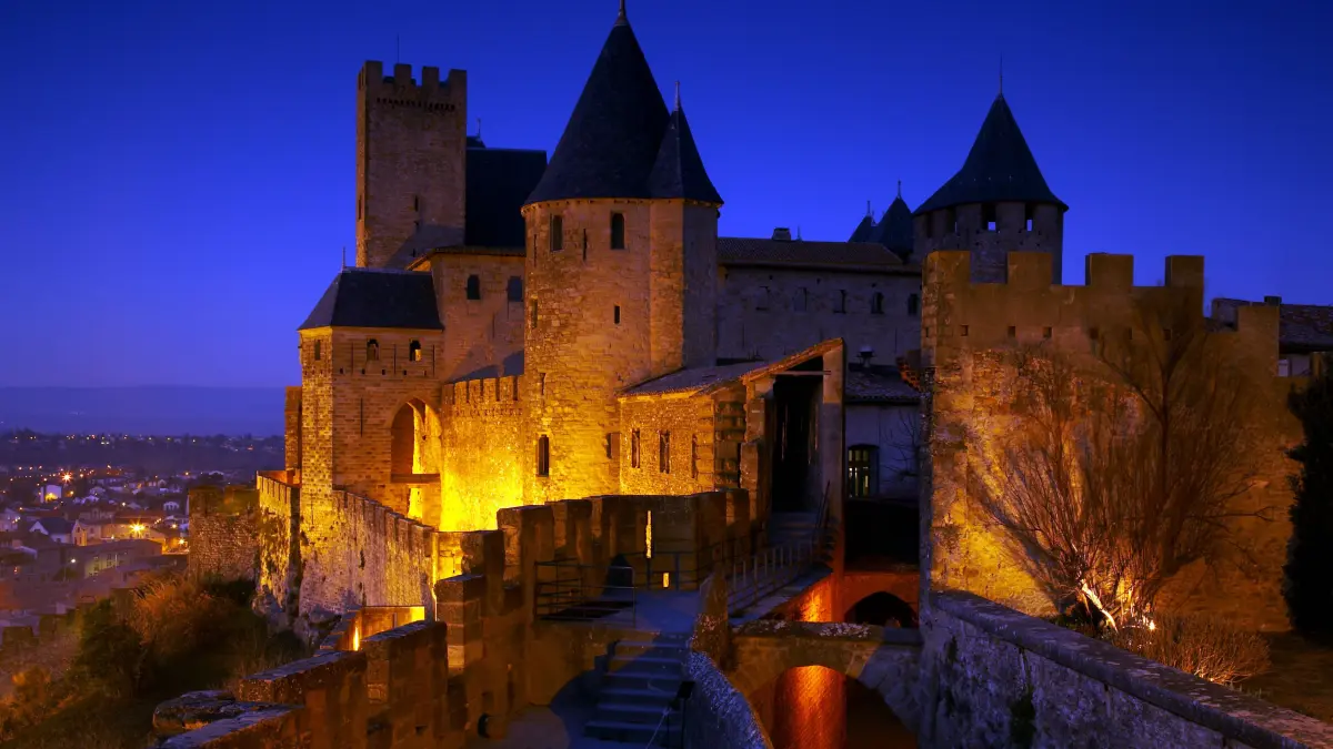 Im Mittelalter lebten rund 4000 Menschen in Carcassonne, das Anfang des 13. Jahrhunderts zu den Hauptstützpunkten der Katharer gehörte. 1209 war es Ziel des Albigenserkreuzzugs. Die Stadt war bereits mit Flüchtlingen überfüllt und bot nach zweiwöchiger Belagerung die Kapitulation an. Die zwei Wochen hatten die Einwohner genutzt, um durch unterirdische Gänge in die nahe liegenden Wälder zu fliehen. Es blieben etwa 500 Einwohner, vor allem Greise, Kranke und Kinder, zurück. Von diesen durften 100 die Stadt verlassen, die anderen 400 wurden verbrannt oder gehängt.