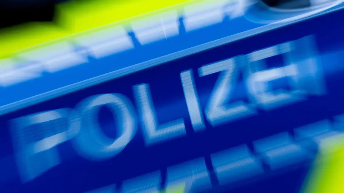 Verfolgungsfahrt: Polizei sucht bewaffneten Autofahrer: ARCHIV - 07.03.2024, Nordrhein-Westfalen, Düsseldorf: Ein Polizeiwagen im Einsatz. Nach einer gefährlichen Verfolgungsfahrt durch Lüdenscheid im Sauerland mitsamt Unfall ist ein mutmaßlich bewaffneter Autofahrer der Polizei entwischt. (zu dpa: «Mann vermutlich gezielt angefahren») Foto: Rolf Vennenbernd/dpa +++ dpa-Bildfunk +++