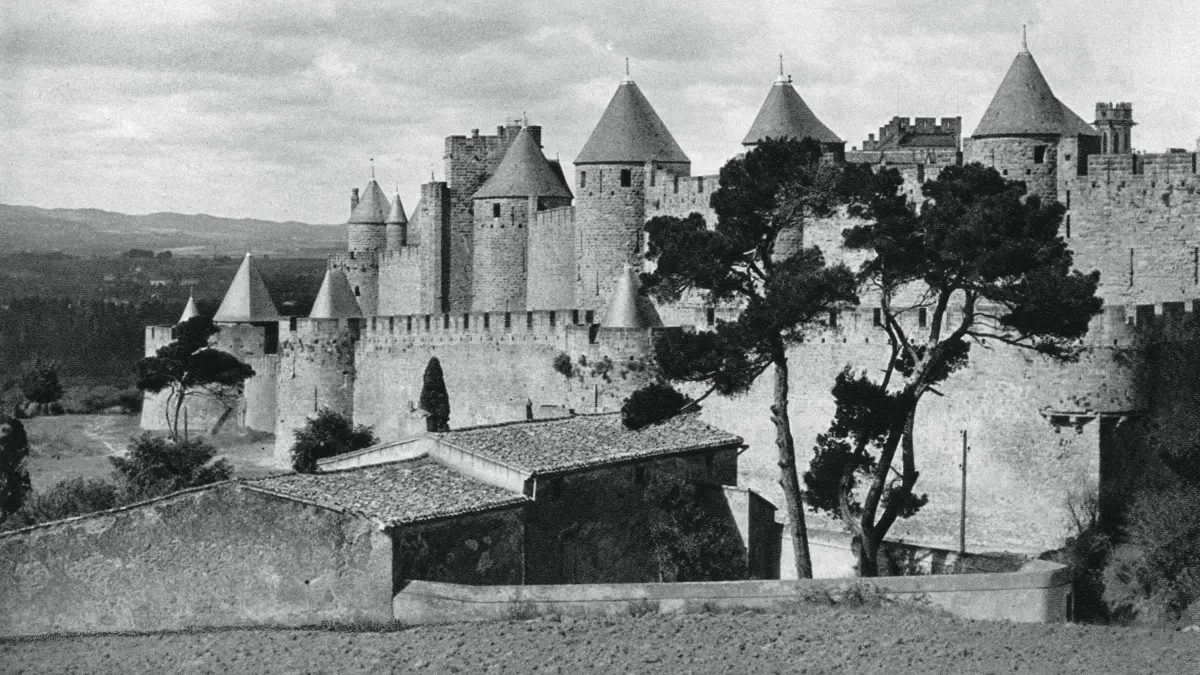 Die Cité von Carcassonne ist eine mittelalterliche, auf einem Hügel der Altstadt von Carcassonne in der Region Okzitanien im Süden Frankreichs gelegene Festungsstadt (Foto aus dem Jahr 1937).
