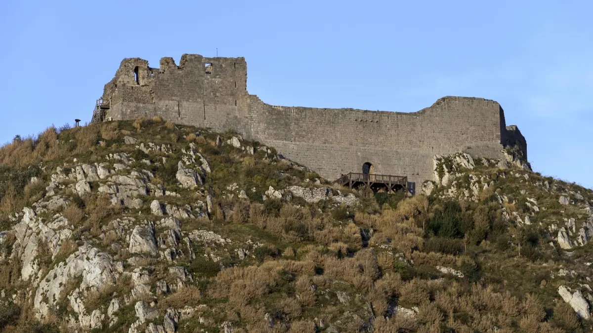 Der Katharerbischof und 225 Katharer wurden 1244 in Montségurt verbrannt. Ende des 13. Jahrhunderts wurde anstelle der geschleiften Katharerburg eine königliche Grenzfestung gegen Aragon errichtet.