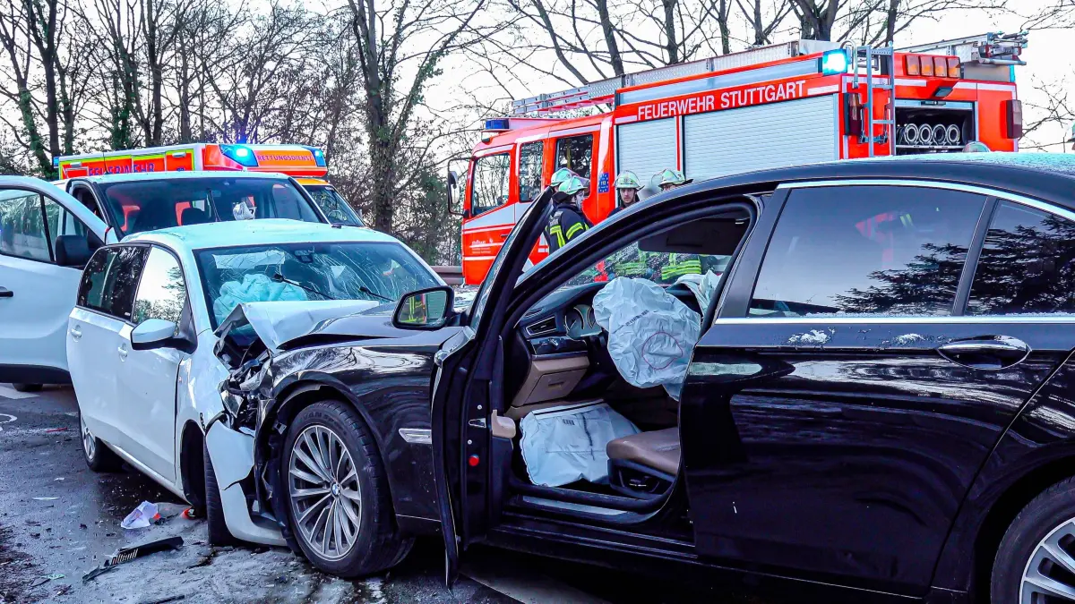 7aIMG: 0415252 Eine BMW 7er Limousine ist unterwegs auf der Filderauffahrt von S-Hedlefingen Richtung Fildern. Auf Sommerreifen bei Minustemperaturen und mutmaßlich nicht angepasster Geschwindigkeit kracht der BMW nach einer scharfen Kurve am Lederberg frontal in ein Kleinwagen. Auf diesen Kleinwagen krachte ins Heck zeitgleich ein Transporter. Die Person im Skoda Kleinwagen musste vor Ort von Feuerwehr und Rettungsdienst reanimiert werden, verstarb aber an der Unfallstelle aufgrund der Verletzungen. Die Polizei zieht zu Unfallermittlungen einen Gutachter hinzu, die Filderauffahrt ist mehrere Stunden voll gesperrt. Insgesamt werden bei dem Unfall am Samstag Nachmittag 1 Person tödlich verletzt, eine weitere schwer verletzt und 4 Personen leicht verletzt.Baden-Württemberg, Stuttgart, Deutschland Fotograf: 7aktuell.de/ Hald 7aID:36780
