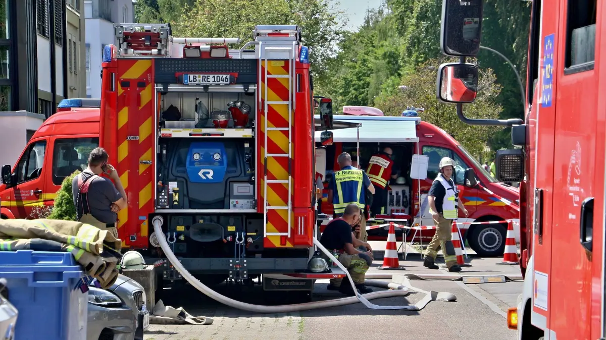 13.07.2026: Ein Brand bzw. eine Explosion in einem 110kVA-Trafo in Remseck führte am Montag zu einem Großeinsatz der Feuerwehr. Gegen 12:25 Uhr kam es nach bisher unbestätigten Angaben zu einer Explosion im Umspannwerk Aldingen. Da unklar war ob gefährliche Stoffe austreten kamen neben starken Kräften der Remsecker Feuerwehr der Gefahrgutzug Asperg, die Messeinheiten aus Ludwigsburg, die Dekon-Gruppe Marbach / Ludwigsburg, der Fachberater Chemie und die Werkfeuerwehr der ENBW zum Einsatz.
Pressemitteilung des Landtages Ba-Wü:
https://www.landtag-bw.de/de/aktuelles/dpa-nachrichten/grosser-stromausfall-nach-brand-im-umspannwerk-643662
Bevölkerungsinformation Stadt Remseck:
https://www.stadt-remseck.de/mitteilung/Stromausfall-im-Stadtgebiet-article16586
Foto: KS-Images.de/Andreas Rometsch